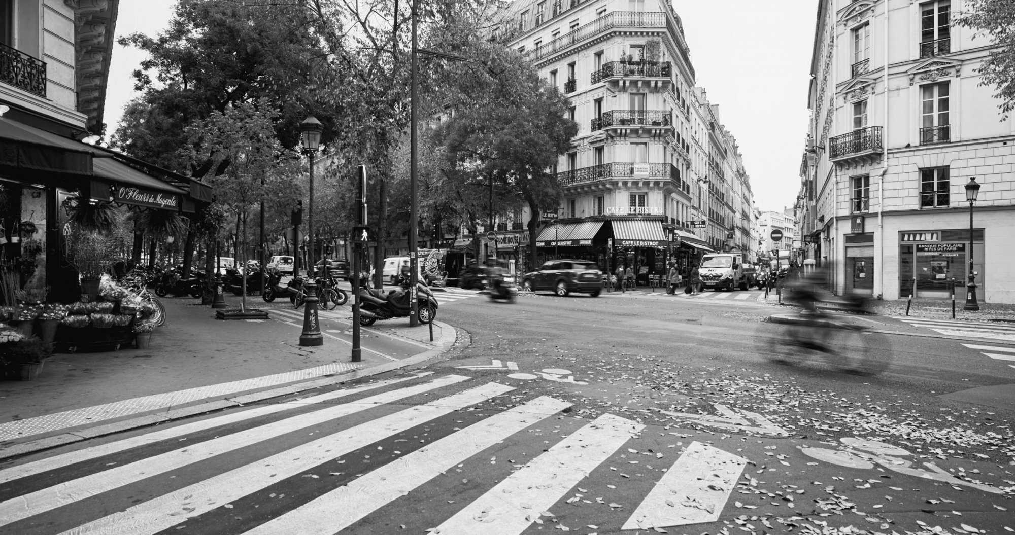 Pierre Cardin : photo d'une rue de Paris en noir et blanc