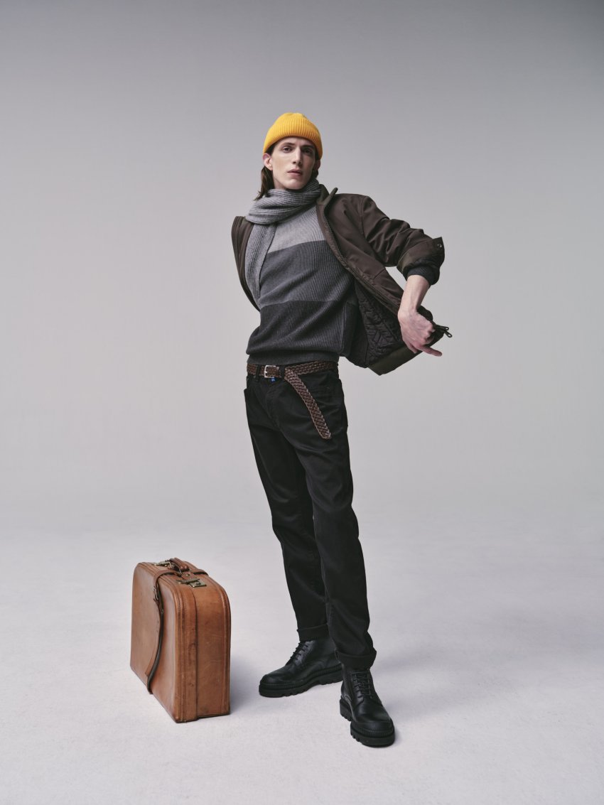 silhouette outfit homme automne hiver 2022 avec un bonnet et une valise 