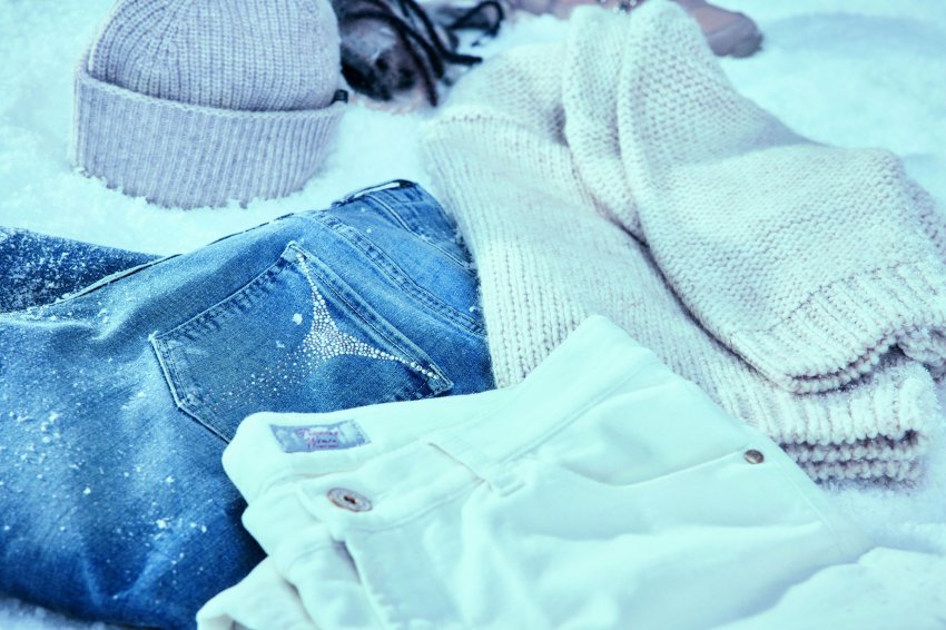 Pioneer : jeans et pull automne hiver 2022 bonnet rose sur la neige 