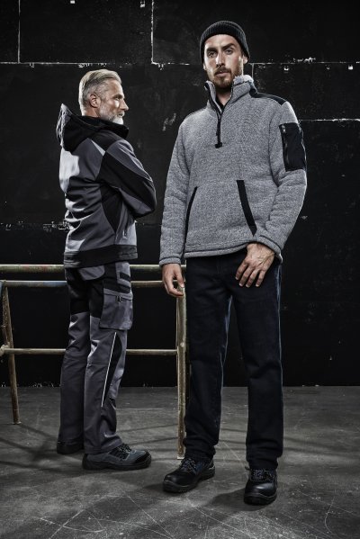 2 hommes en teue Pionier Workwear outdoor : pull, maille, blouson, pantalon 